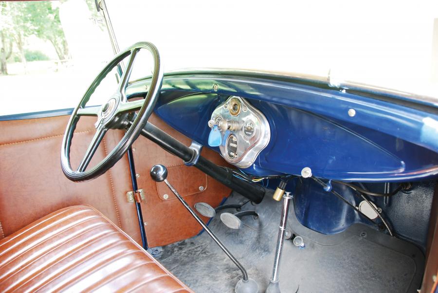 Ford Model A DeLuxe Roadster 1930 года  (фото 25 из 33)